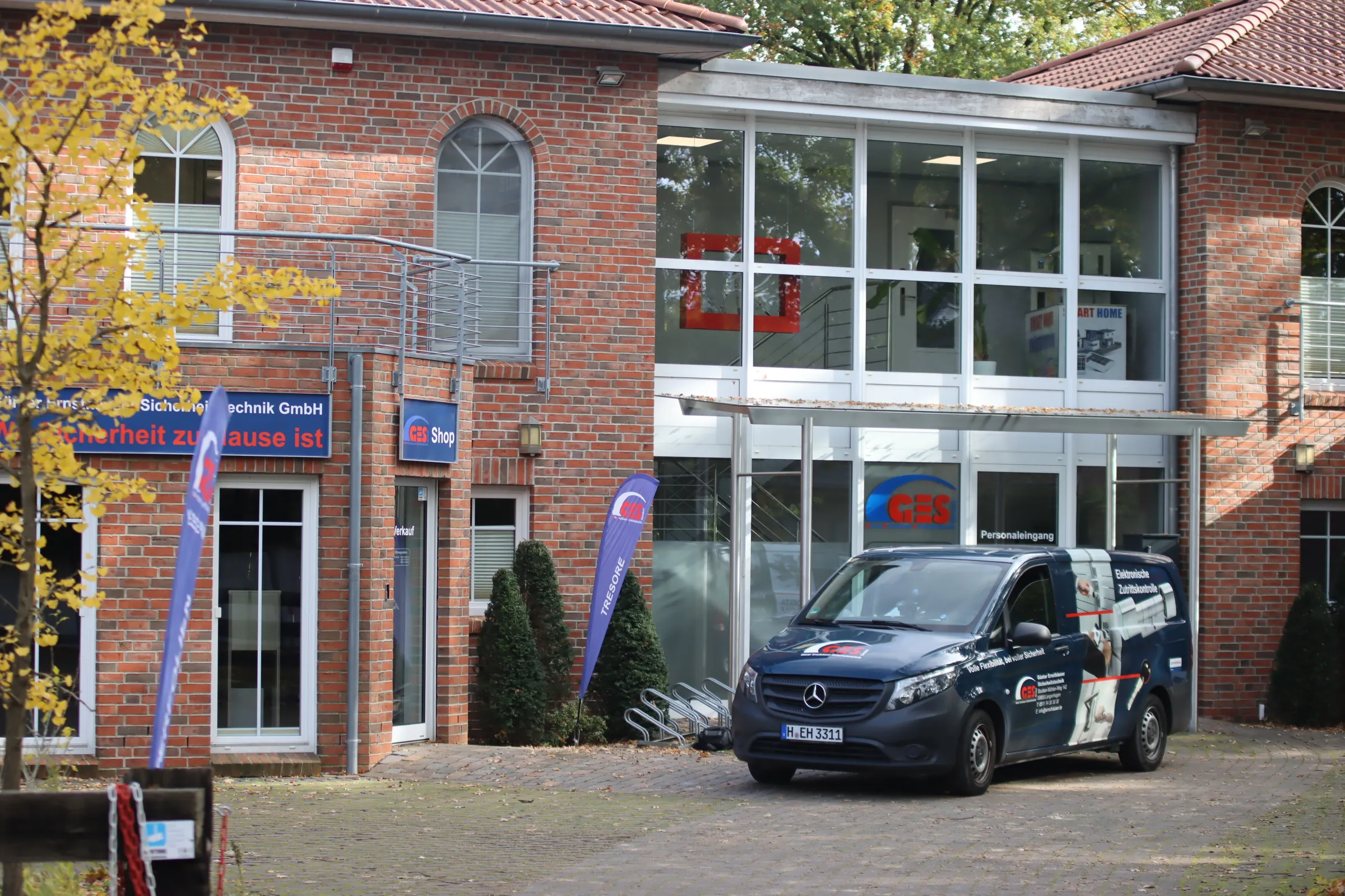 Firmensitz der Günter Ernsthäuser Sicherheitstechnik GmbH in Langenhagen mit Eingang, Verkaufsshop und Firmenfahrzeug